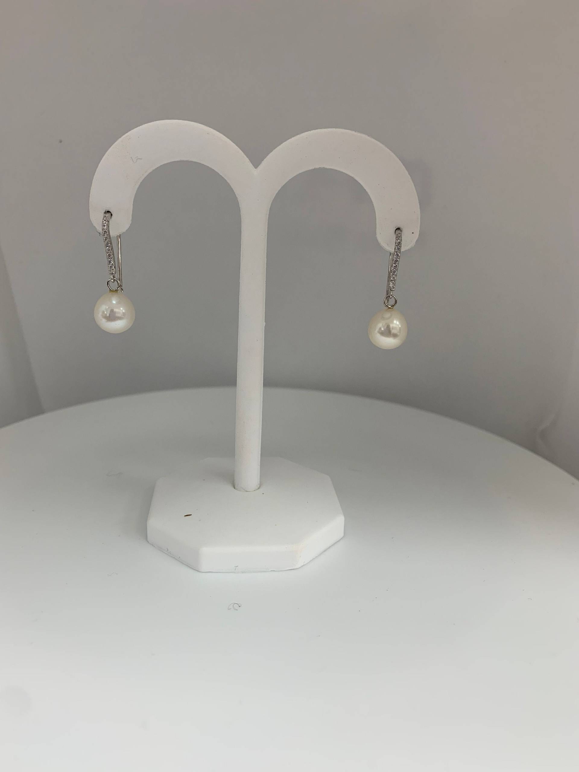 Süßwasser Weiße Tropfen Form Perlendraht Ohrringe .925 Sterling Silber Und Cz Edelsteine Süßwasser Weiße Tropfen Form Perlendraht Ohrringe .925 Sterling Silber Und Cz Edelsteine von FinePearlsUSA