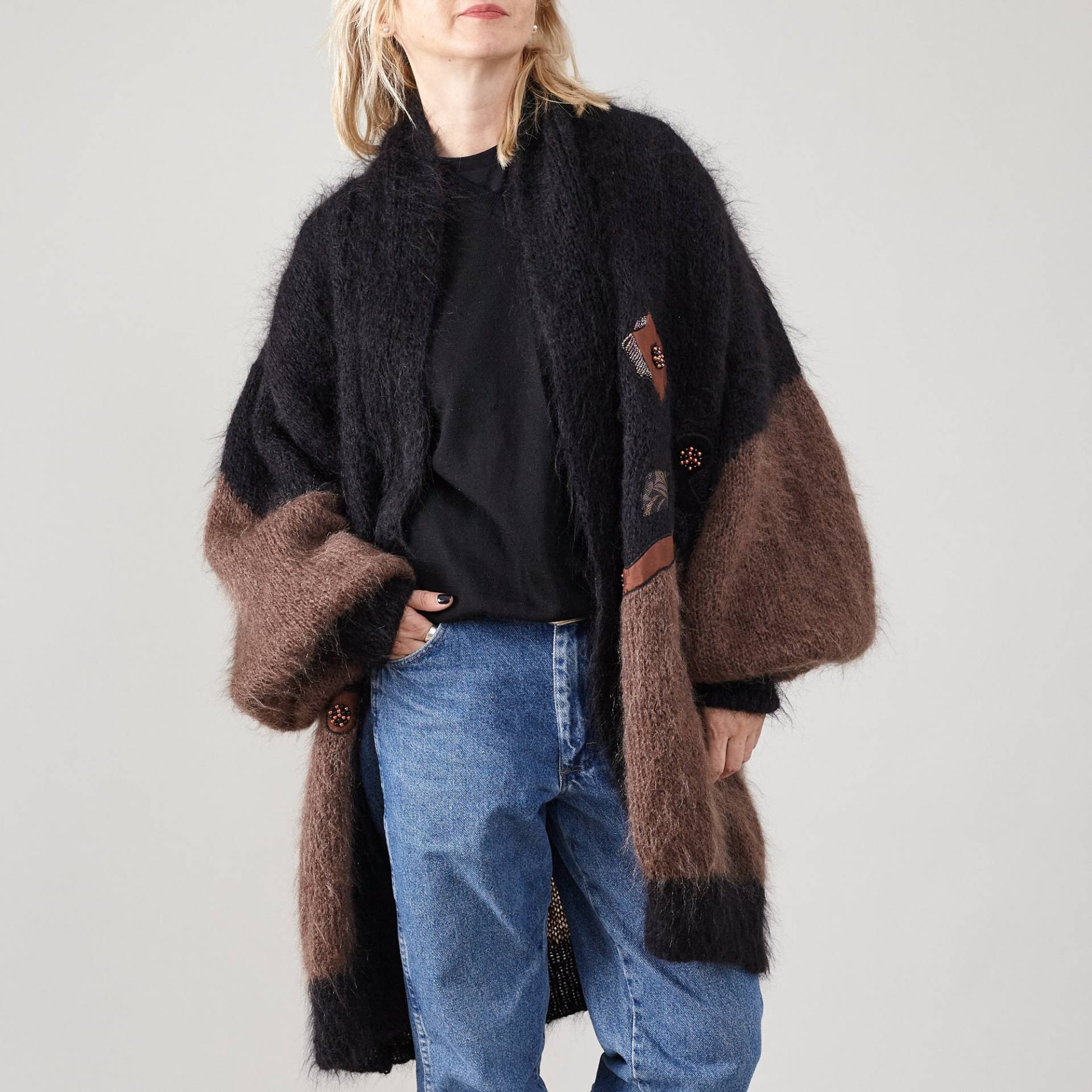 Chunky Flauschige Mohair Strickjacke - Schwarz Und Braun | Statement Oversized Long Cardigan Mit Patches Perlen Für Frauen-Größen S Bis Xl von FineThee