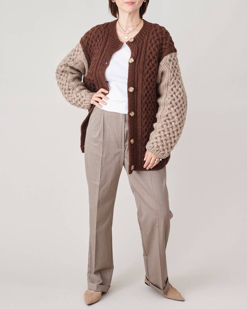 Vintage Handgestrickte Strickjacke Aus Brauner Wolle Größe Xl | Zweifarbiger Zopfstrick-Cardigan Ftv1476 von FineThee