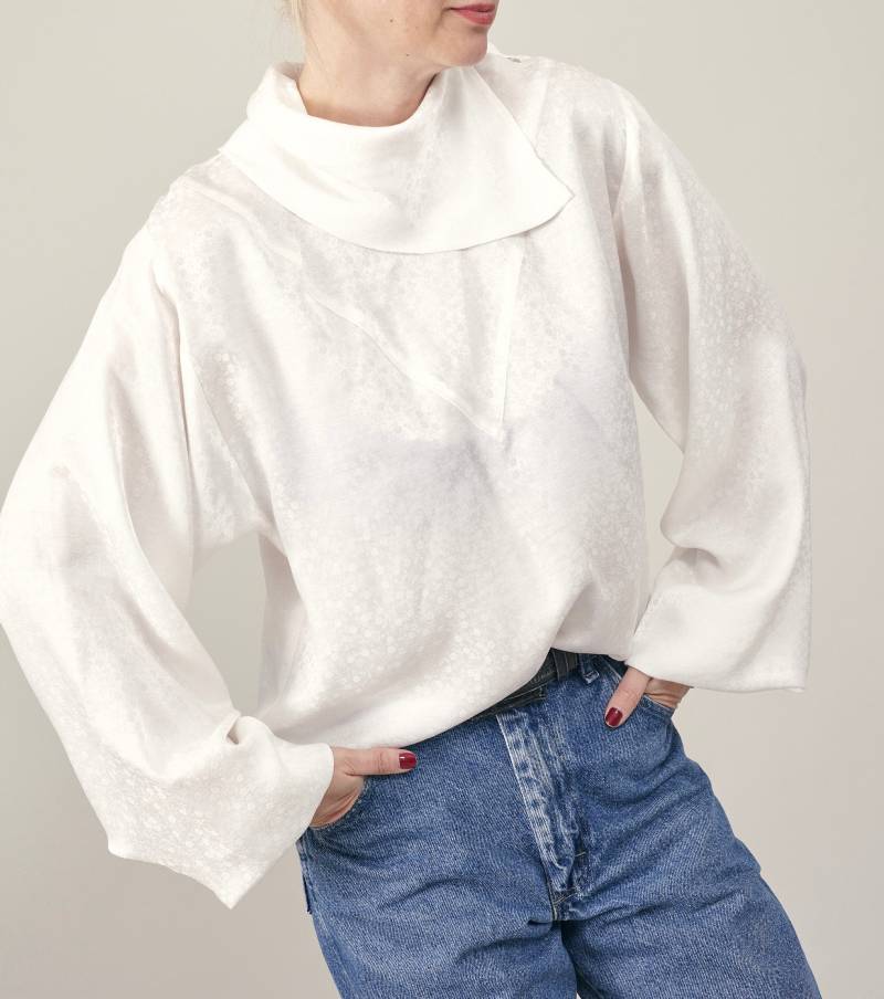 Weiße Seiden-Baumwoll-Bluse | Retro High-Neck Top Mit Bischofsärmeln von FineThee