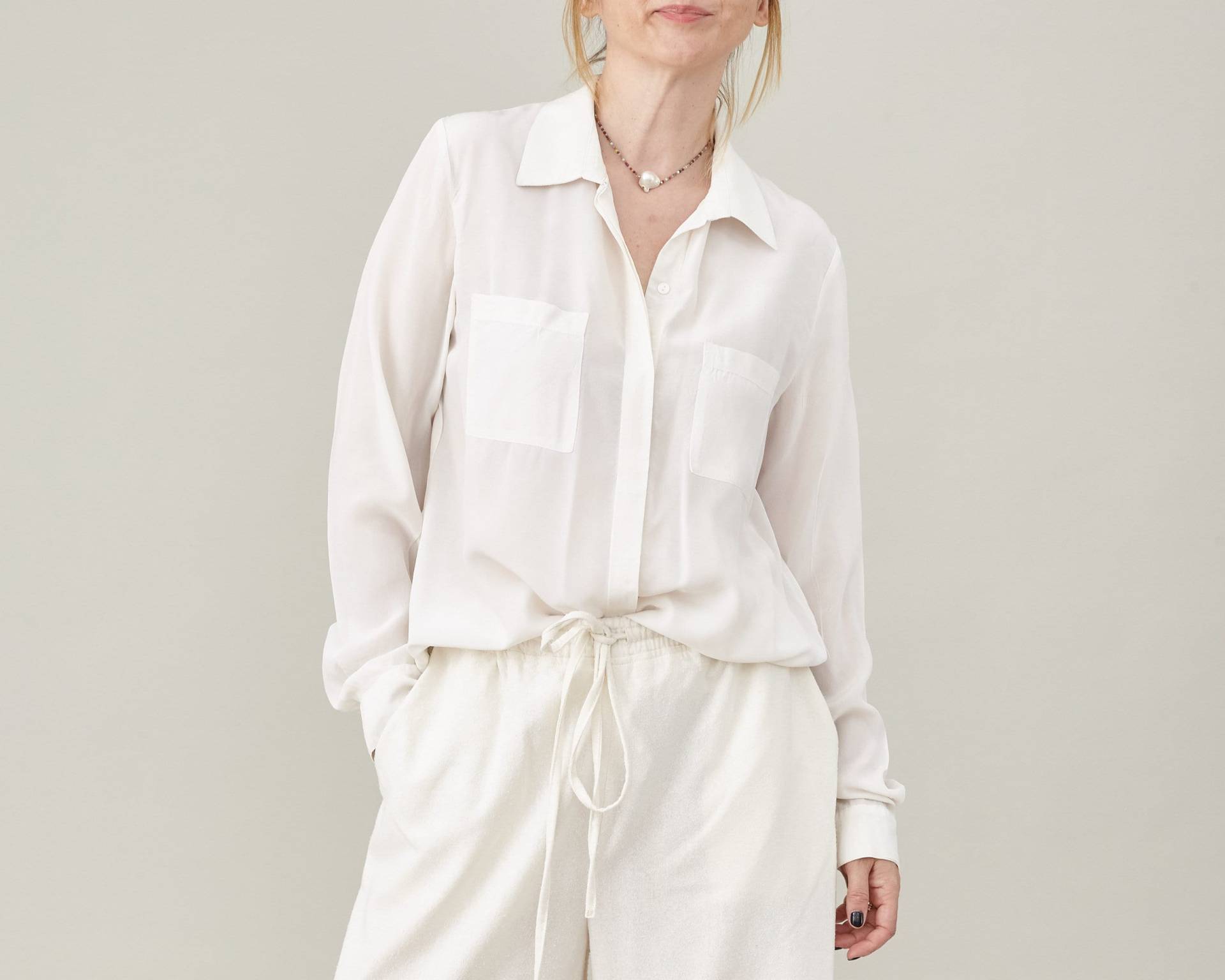 Weißes Vintage-Hemd Aus 100 % Seide Für Damen, Größe S, Luxuriöses Must-Have Die Garderobe Mit Verdeckter Knopfleiste Weißes Vintage-Hemd Aus 100 % Seide Für Damen, Größe S, Luxuriöses Must-Have Die Garderobe Mit Verdeckter Knopfleiste von FineThee