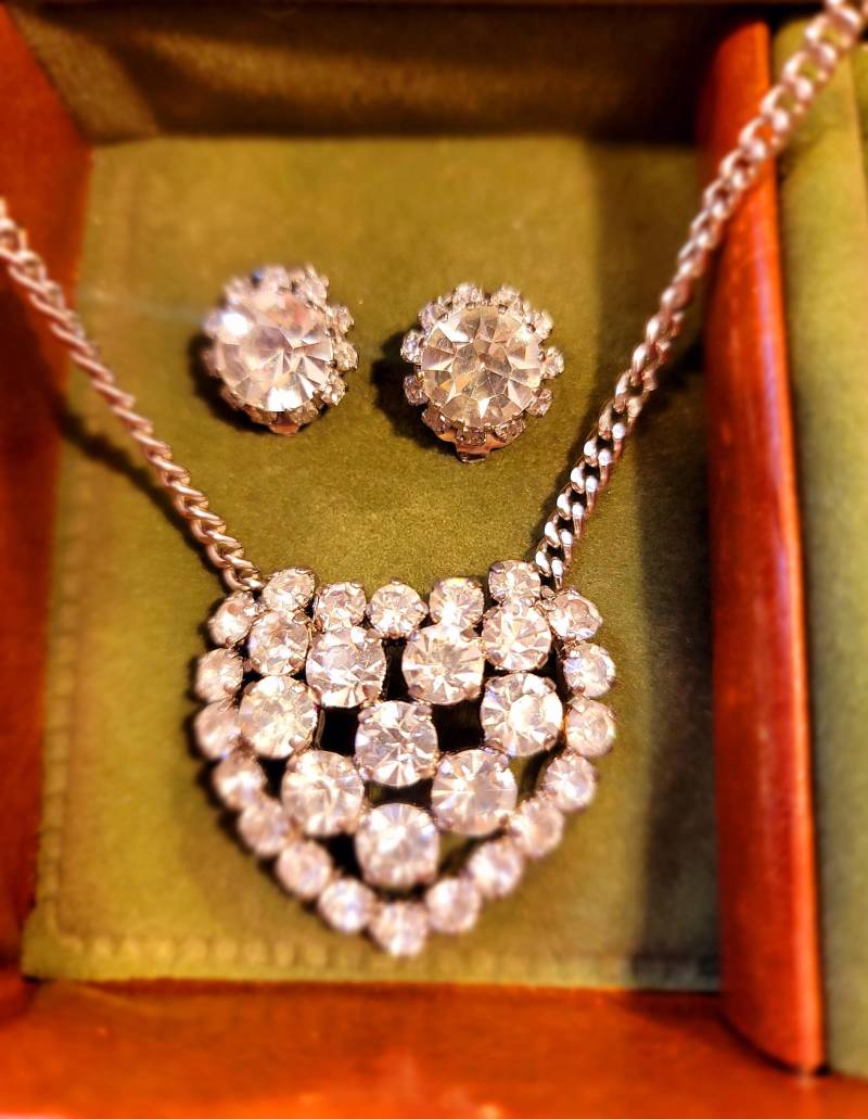 Vintage Strass Herz Halskette Und Ohrringe Set Circa 1950S Valentin Abschlussball Hochzeit Modeschmuck Haute Couture High End Vintage Strass Herz Halskette Und Ohrringe Set Circa 1950S Valentin Abschlussball Hochzeit Modeschmuck Haute Couture High End von Finerry