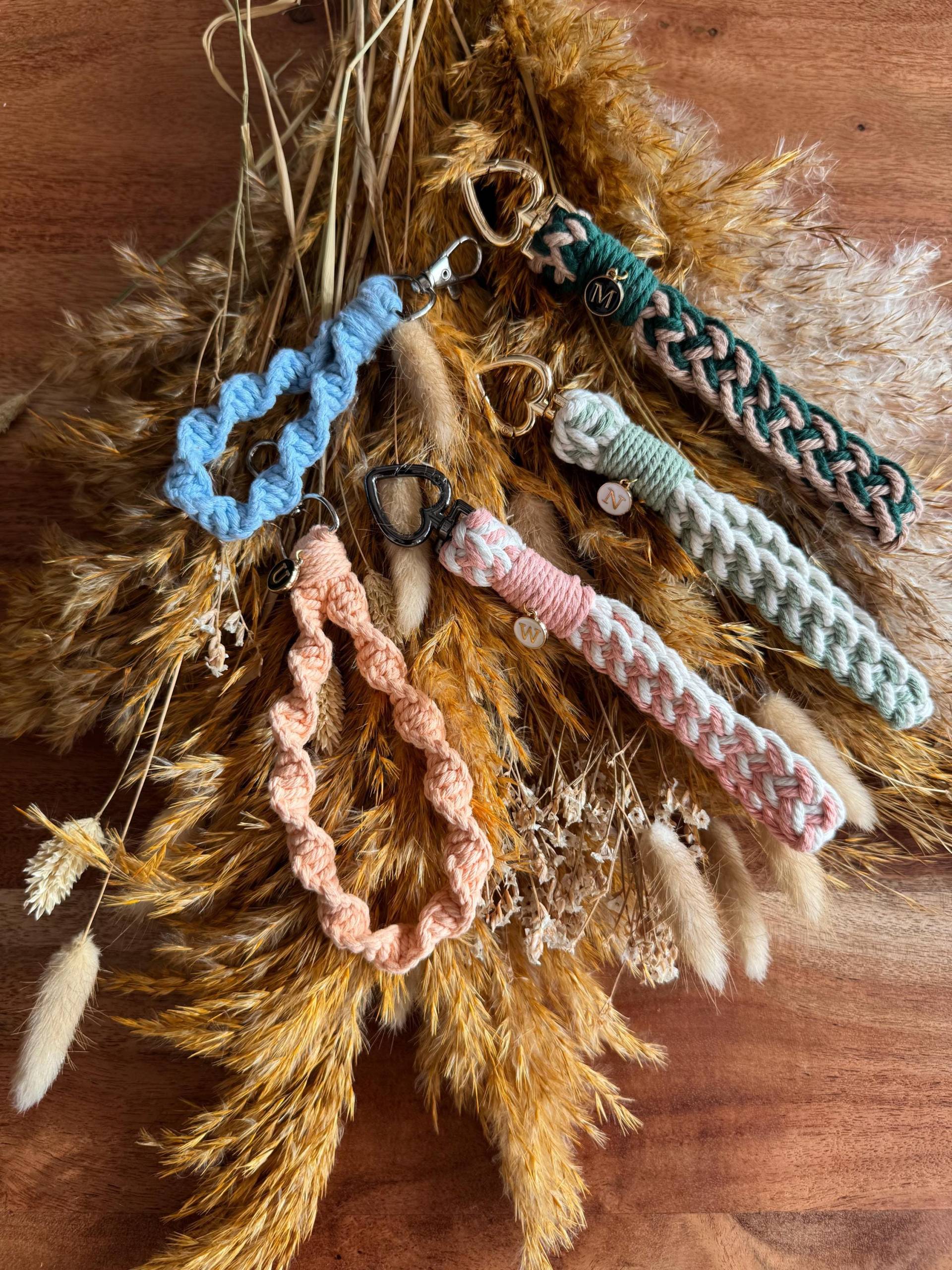 Geschenk Freundin Mama Lehrer Anhänger Schlüsselband Personalisiert Makramee Muttertag von FingerspitzenAlisha