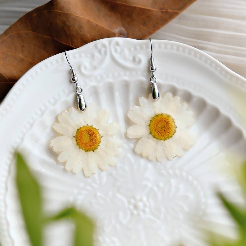 Echtes Weißes Gänseblümchen Harz Ohrringe Handgepresste Blüten Schmuck, Geschenke Für Sie von FingertipGarden