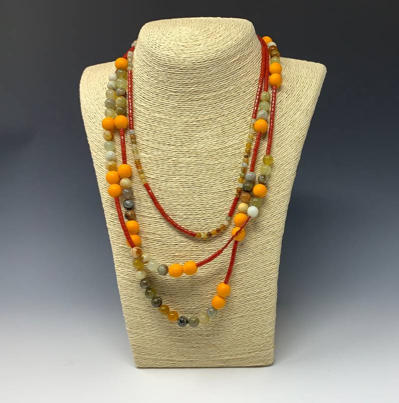 Dreisträngige Blume Jade Und Koralle Halskette Dreisträngige Blume Jade Und Koralle Halskette von FinishingFirst