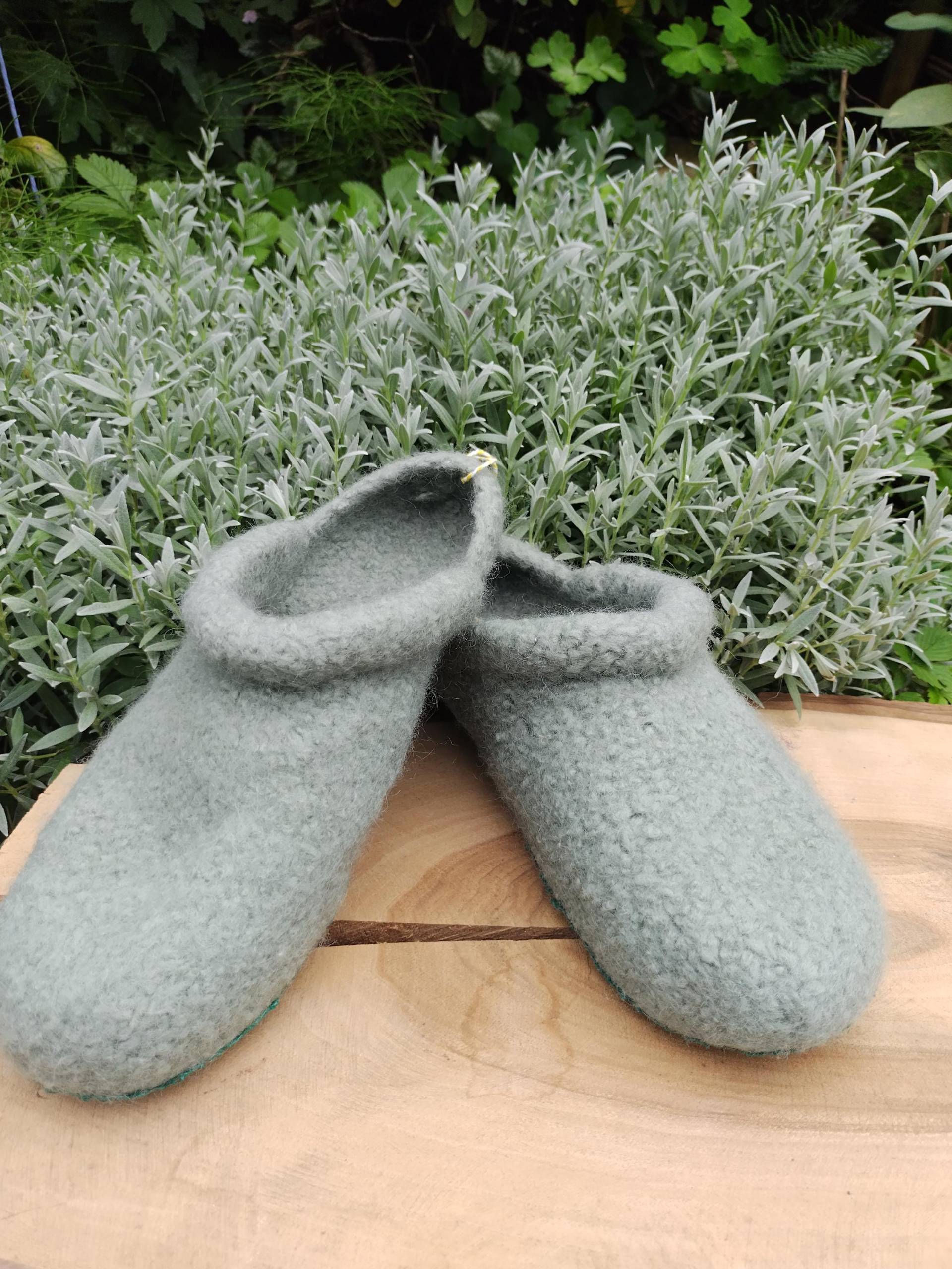 Filzschuhe Hausschuhe Puschen Gästeschuhe Filzclocs Aus 100%schurwolle. Vollflächiger Latexsohle in 40/41, Hergestellt Bayern Filzschuhe Hausschuhe Puschen Gästeschuhe Filzclocs Aus 100%schurwolle. Vollflächiger Latexsohle in 40/41, Hergestellt Bayern von Finkenliesel