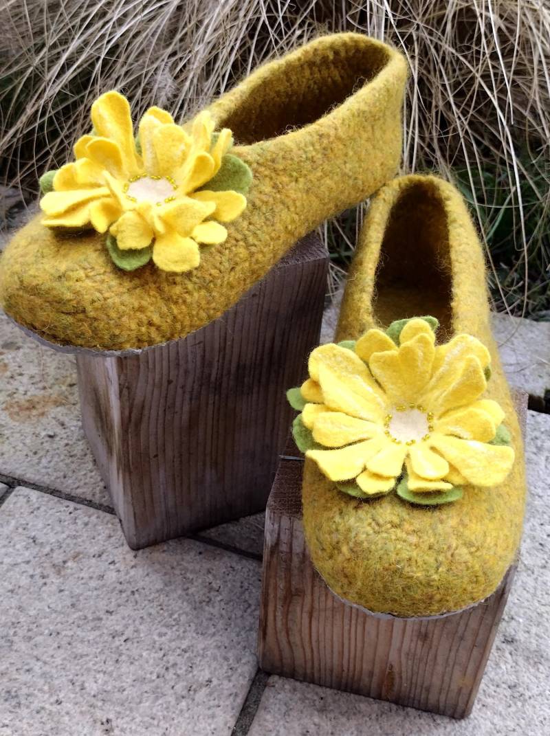 Hausschuhe Filzschuhe Gästeschuhe Puschen - Finken Mit Durchgängiger Sohle 39/40 in Curry, Hergestellt Bayern 100% Schurwolle Nach Ökotex Hausschuhe Filzschuhe Gästeschuhe Puschen - Finken Mit Durchgängiger Sohle 39/40 in Curry, Hergestellt Bayern 100% Schurwolle Nach Ökotex von Finkenliesel
