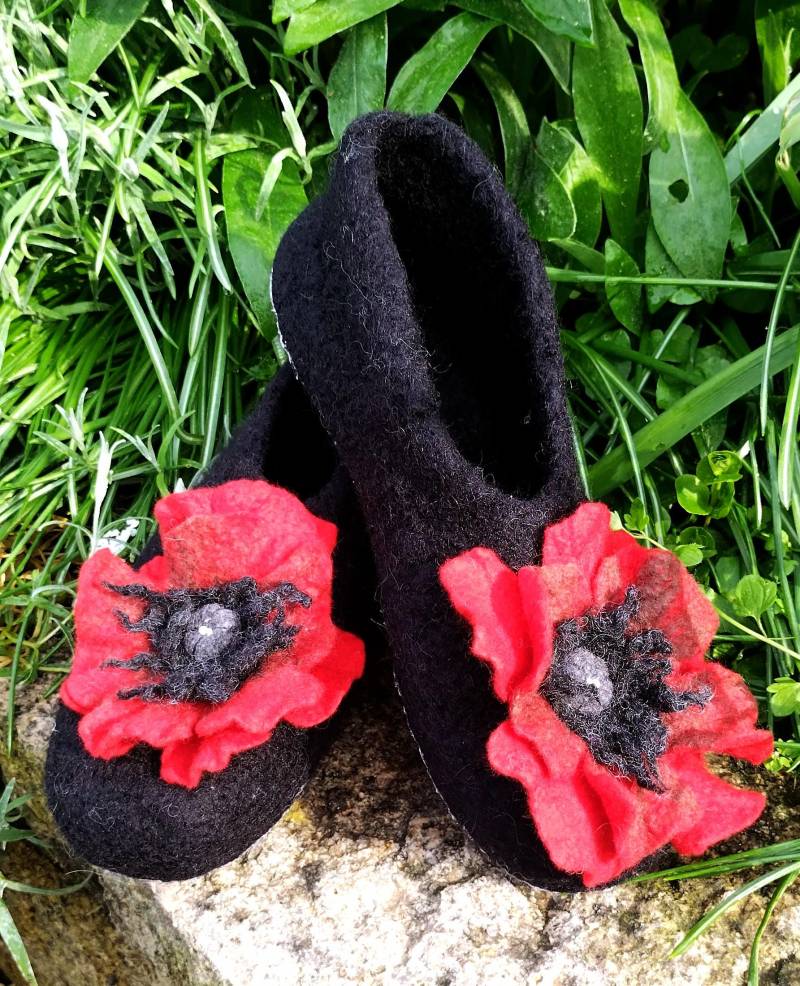 Hausschuhe Filzschuhe Gästeschuhe Puschen Mit Mohnblume - Finken Durchgängiger Sohle 40/41, Hergestellt in Bayern 100% Schurwolle Hausschuhe Filzschuhe Gästeschuhe Puschen Mit Mohnblume - Finken Durchgängiger Sohle 40/41, Hergestellt in Bayern 100% Schurwolle von Finkenliesel