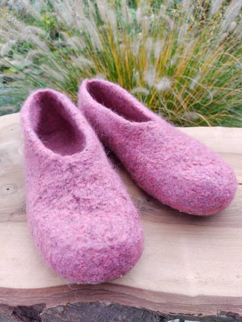 Hausschuhe Filzschuhe Gästeschuhe Puschen in Malve - Finken Mit Durchgängiger Sohle 39/40, Hergestellt Bayern 100% Schurwolle Hausschuhe Filzschuhe Gästeschuhe Puschen in Malve - Finken Mit Durchgängiger Sohle 39/40, Hergestellt Bayern 100% Schurwolle von Finkenliesel