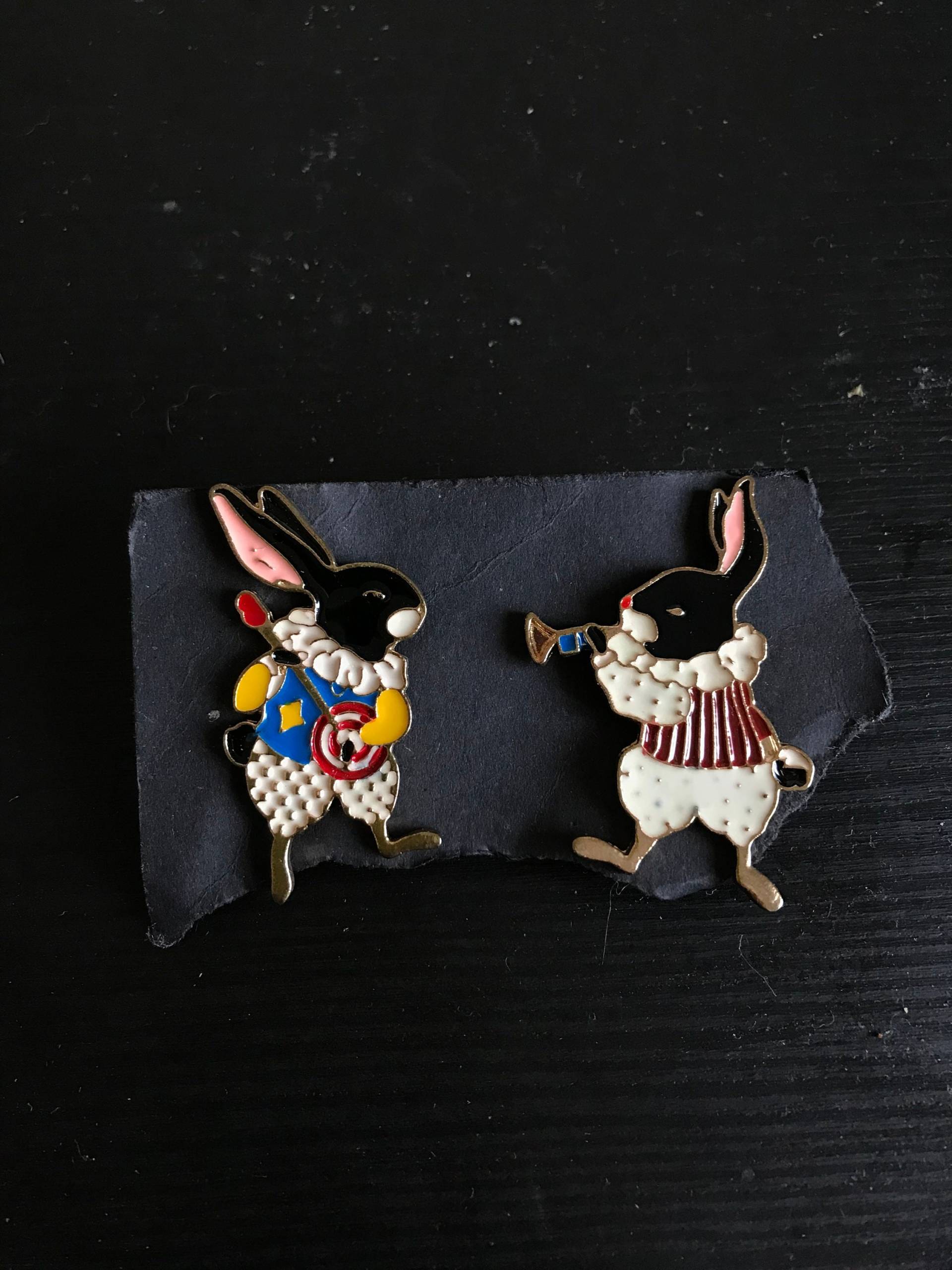Niedlicher Hase Musiker Spielt Emaille Pins Niedlicher Hase Musiker Spielt Emaille Pins von Finnimalism