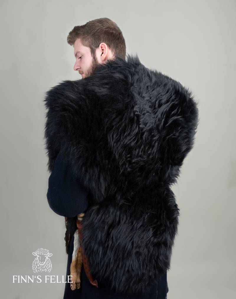 Schulter - Rückenfell Umhang Schaffell Schwarz Mittelalter Larp von FinnsFelle