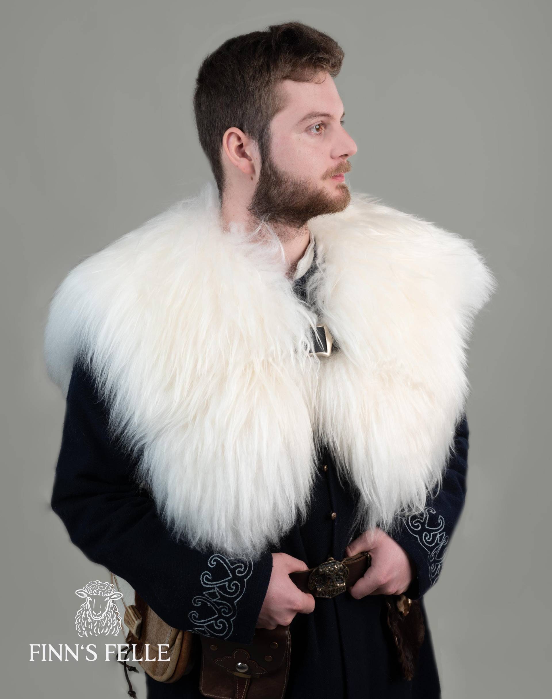 Schulter - Rückenfell Umhang Schaffell Weiß Mittelalter Larp Schulter - Rückenfell Umhang Schaffell Weiß Mittelalter Larp von FinnsFelle