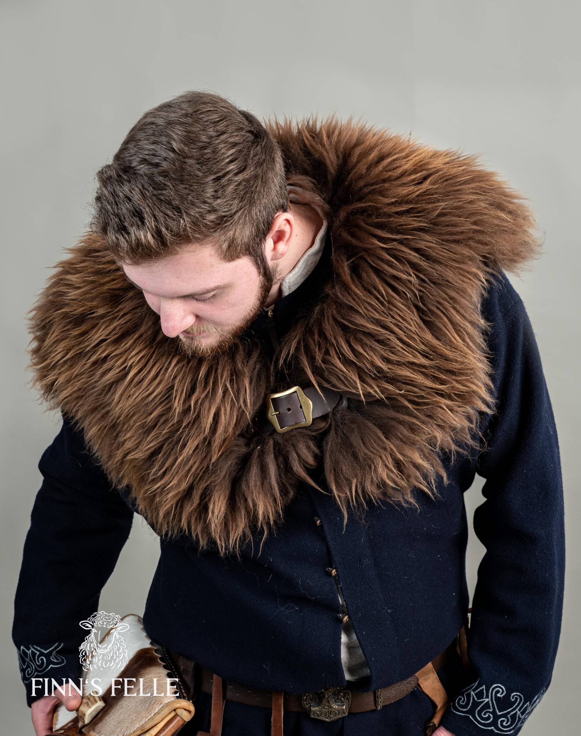 Schulterfell/Umhang Mittelalter Larp Mit Schließe Aus Schaf - Und Lammfell Braun Schulterfell/Umhang Mittelalter Larp Mit Schließe Aus Schaf - Und Lammfell Braun von FinnsFelle