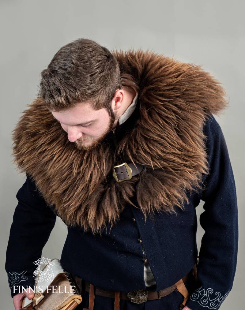 Schulterfell/Umhang Mittelalter Larp Mit Schließe Aus Schaf - Und Lammfell Braun Schulterfell/Umhang Mittelalter Larp Mit Schließe Aus Schaf - Und Lammfell Braun von FinnsFelle