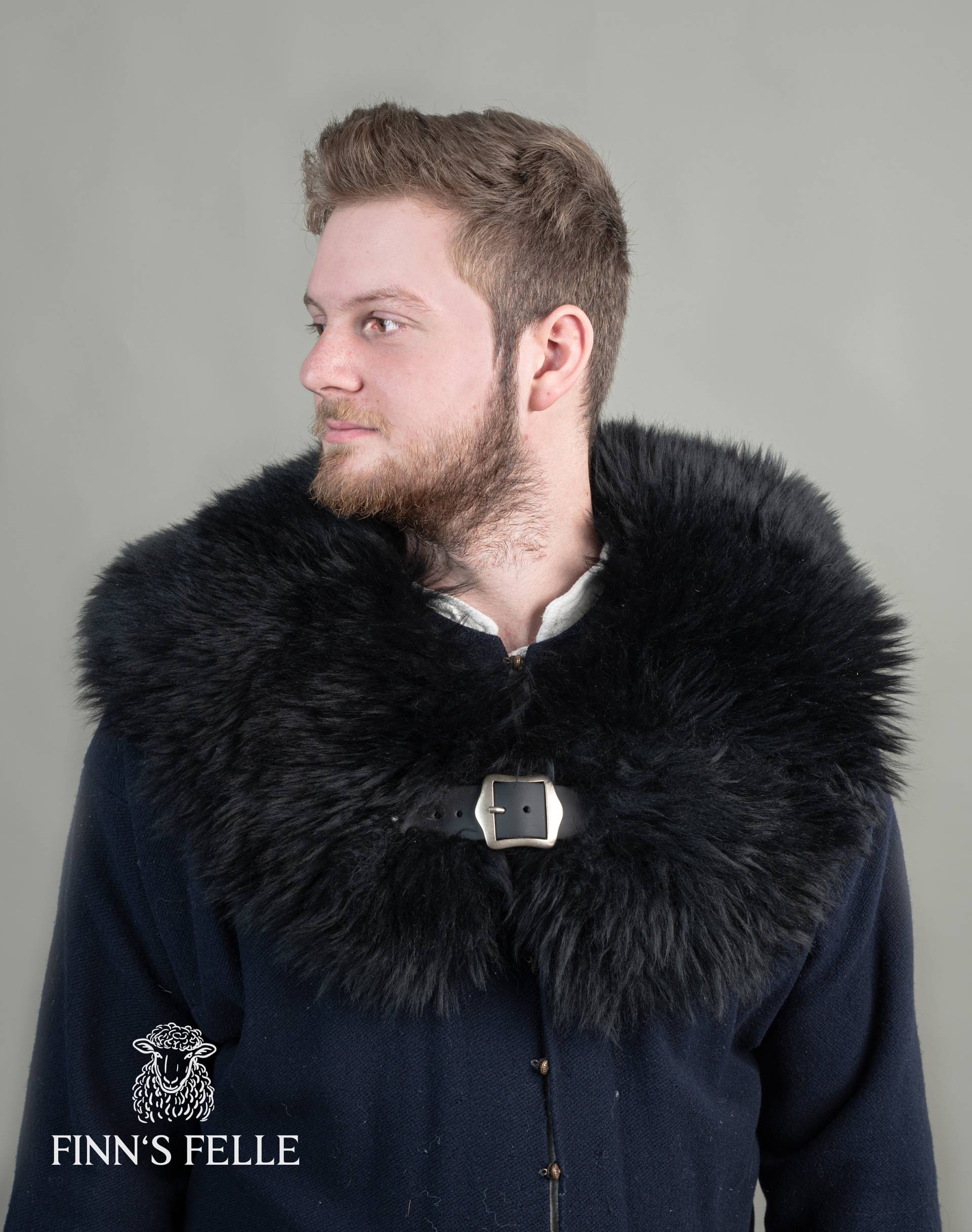 Schulterfell/Umhang Mittelalter Larp Mit Schließe Aus Schaf - Und Lammfell Schwarz Schulterfell/Umhang Mittelalter Larp Mit Schließe Aus Schaf - Und Lammfell Schwarz von FinnsFelle