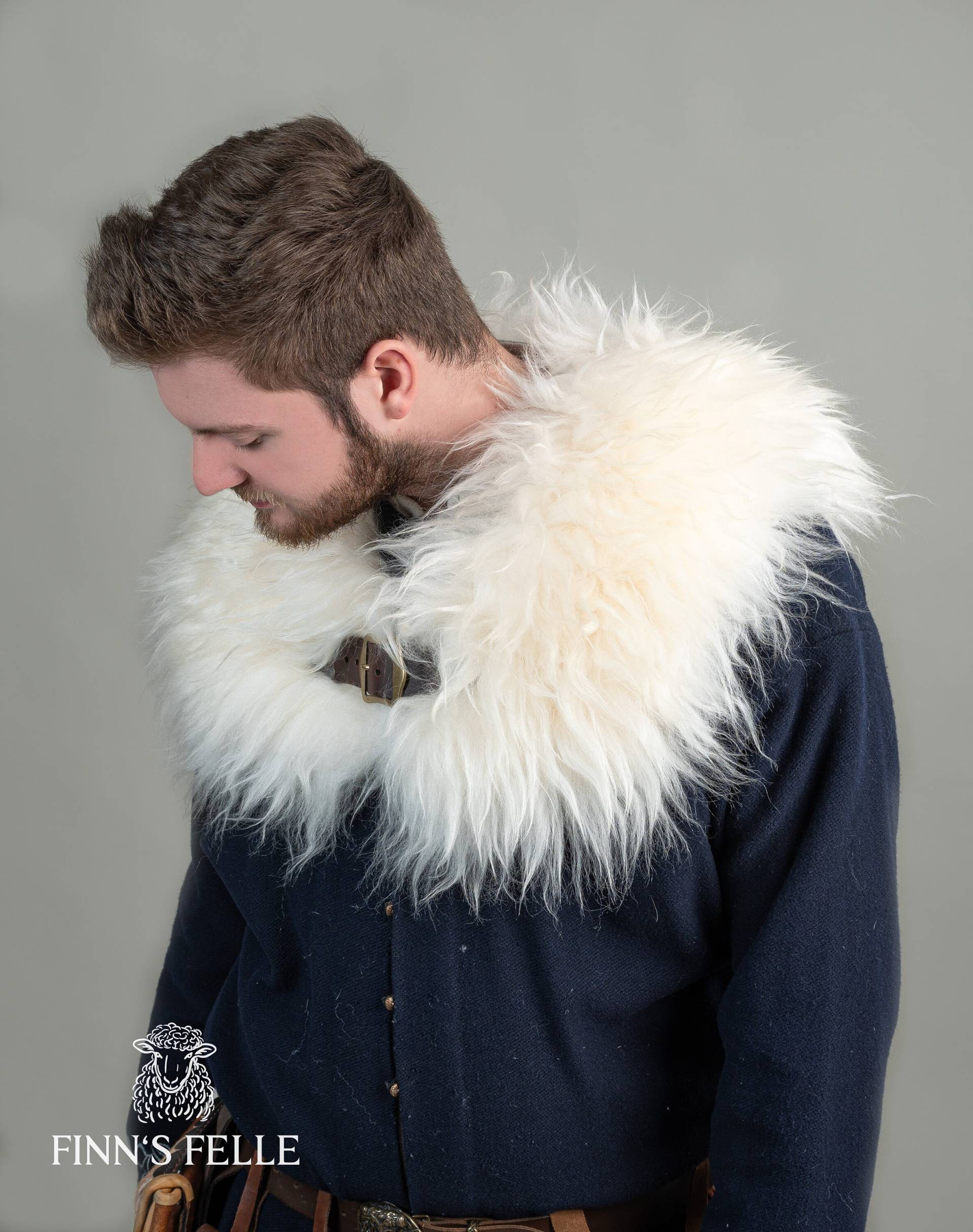 Schulterfell/Umhang Mittelalter Larp Mit Schließe Aus Schaf - Und Lammfell Weiß Schulterfell/Umhang Mittelalter Larp Mit Schließe Aus Schaf - Und Lammfell Weiß von FinnsFelle