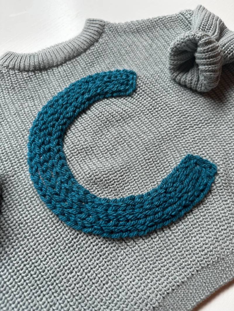 Handbestickter Pullover Für Babies & Kinder Mit Ausgefüllter Initiale von Finnthebearwear