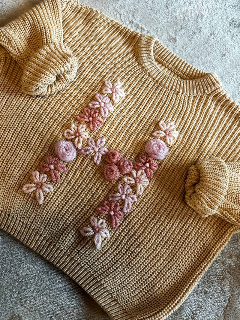 Handbestickter Pullover Für Babies & Kinder Mit Blumeninitiale von Finnthebearwear