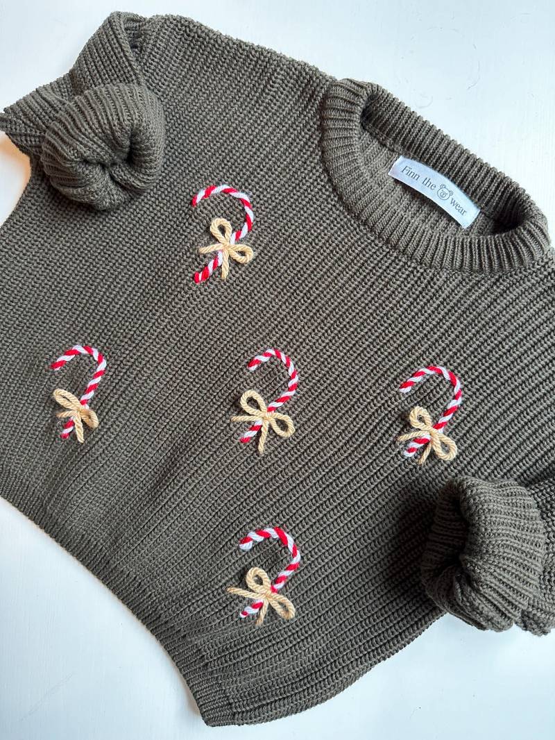Handbestickter Weihnachtspullover „Zuckerstangen" Für Babies Und Kinder von Finnthebearwear