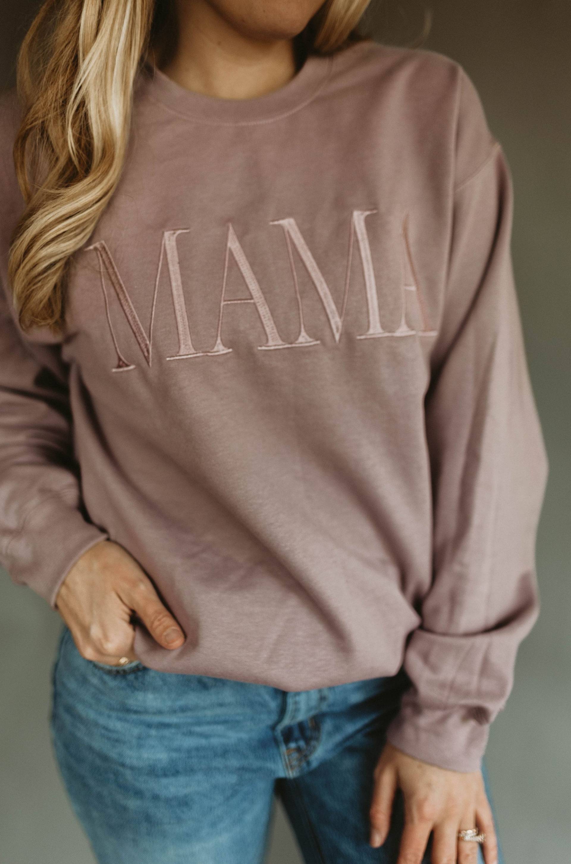 Mama Rund Um Die Uhr | Leben| Muttertagsgeschenk Mutterschaft| Kiddos| Edgy| Schwarz| Oversized Sweatshirt Rundhalsausschnitt| Bestickt von FinnyLouCo