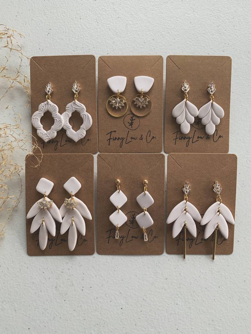 Fimo Ohrringe | Brautjungfer Hochzeit| Weiß| Edel| Brautjungfer| Kristall Statement Braut Accessoire von FinnyLouCo