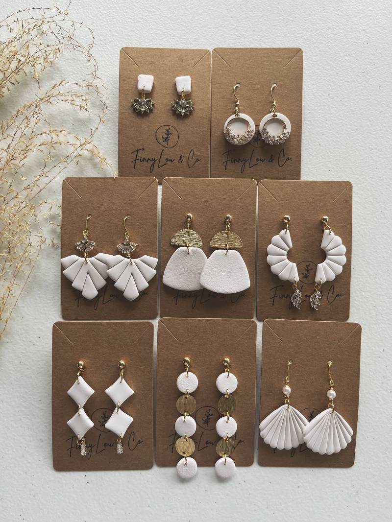 Fimo Ohrringe | Brautjungfer Hochzeit|Weiß| Edel| Brautjungfer| Kristall| Statement Ohrringe| Boho Gold Braut Accessoire von FinnyLouCo
