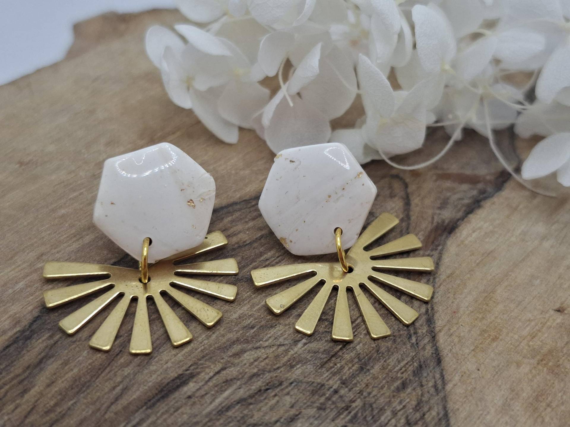 Polymer Clay Ohrring Beige/Weiß/Gold//Fimo Polymer Clay Ohrring Beige/Weiß/Gold//Fimo von FioJu