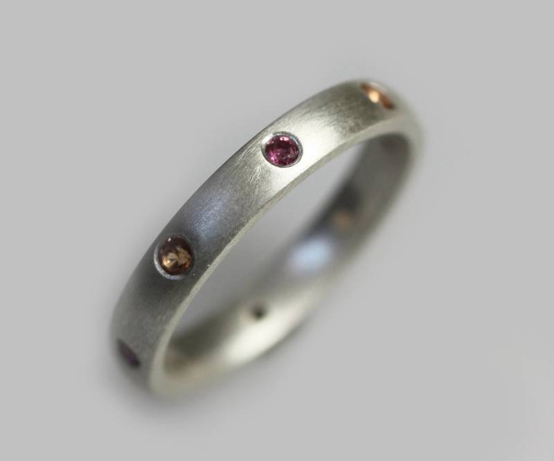 Flush Set Eternity/Hochzeits-/Mutterring von FionaJonesJewellery