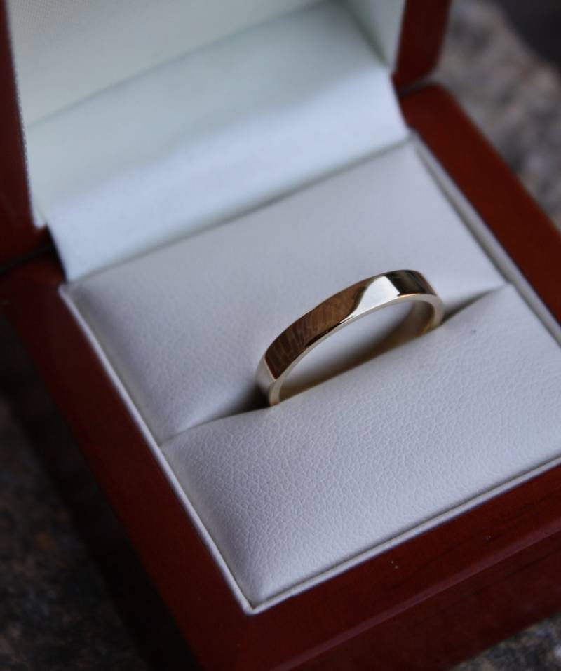 Gelbgold Flacher Ehering von FionaJonesJewellery