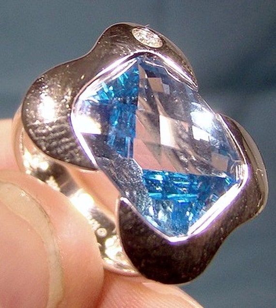 Kristina 18K Weißgold Ring Mit Blautopas Und Diamant Kristina 18K Weißgold Ring Mit Blautopas Und Diamant von FionaKennyAntiques