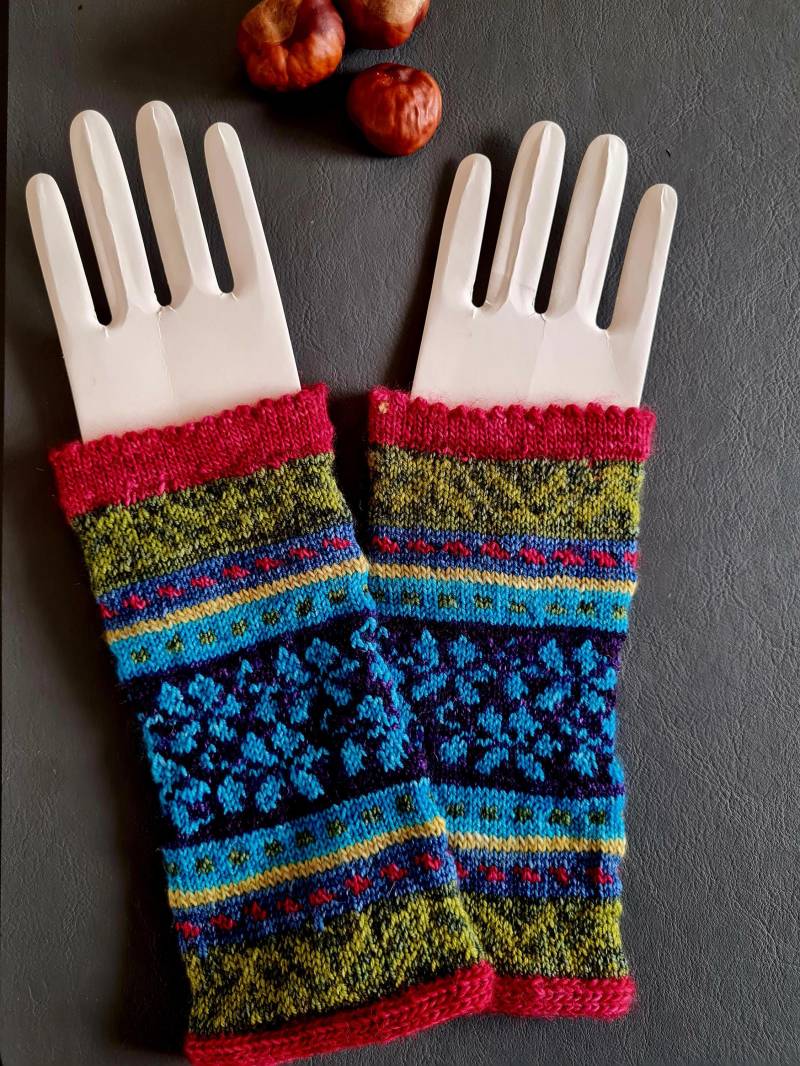 Armstulpen in Norwegertechnik, Handgestrickt Aus Handgefärbter Merinowolle "Tausendschön" von Fioramis