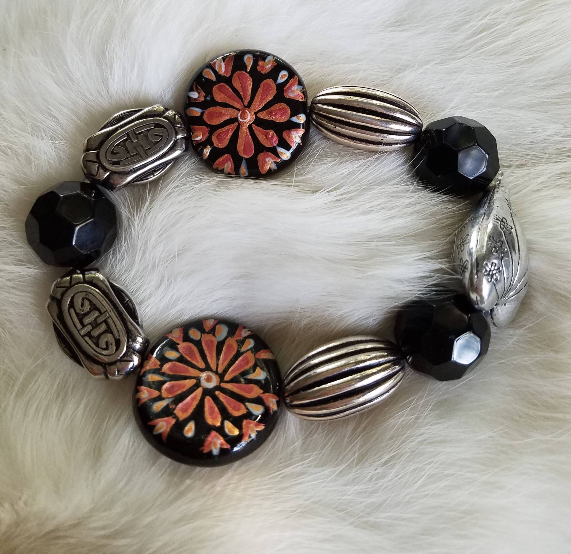 Handgemachtes Stretch Armband Mit Blumen Motiv Handbemalt, Versilbertes Acryl, Glas, Metallperlen Handgemachtes Stretch Armband Mit Blumen Motiv Handbemalt, Versilbertes Acryl, Glas, Metallperlen von Fioredoro