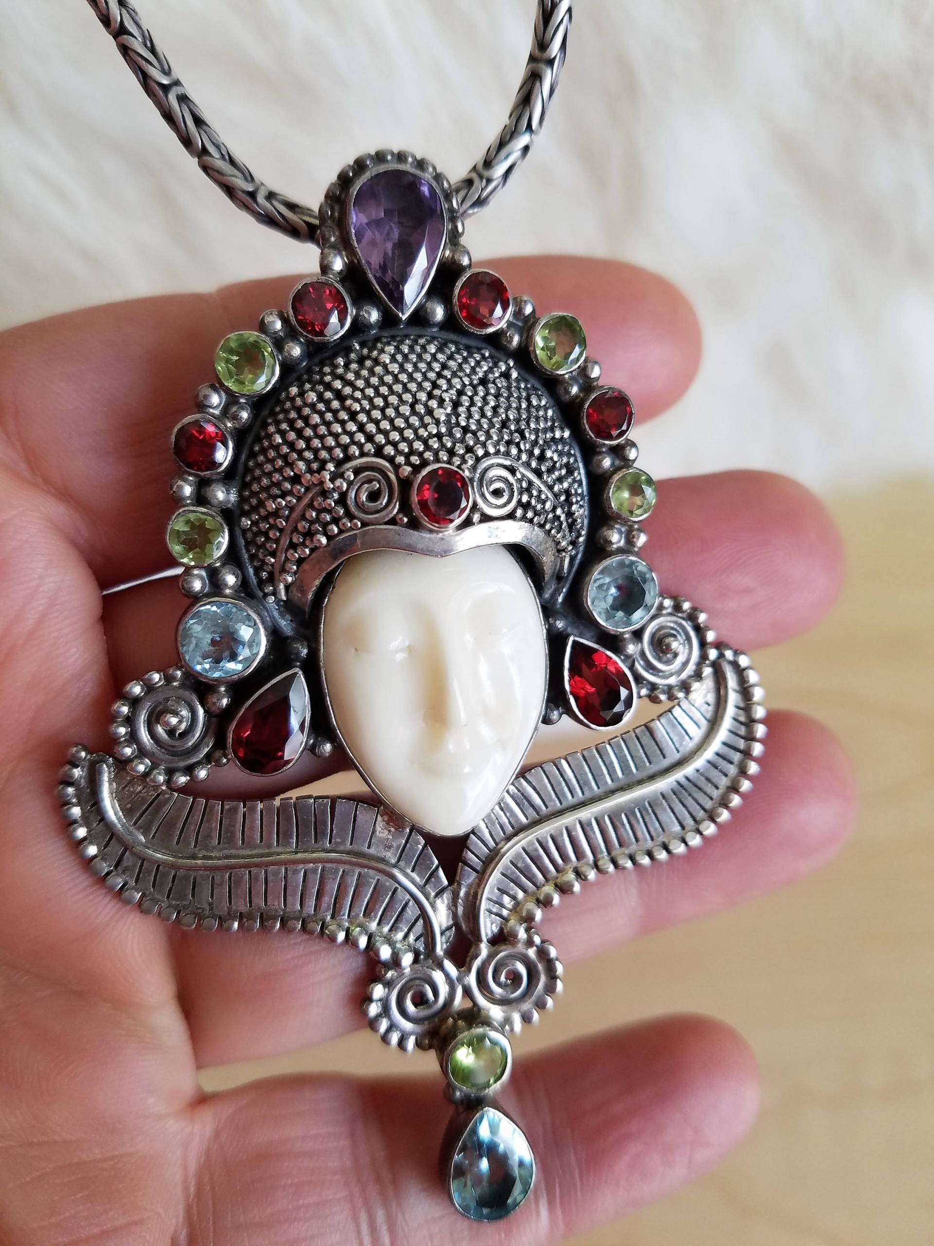 Magnificent Moon Göttin, Ein Seltener Einzigartiger Silber Anhänger Mit Edelsteinen Magnificent Moon Göttin, Ein Seltener Einzigartiger Silber Anhänger Mit Edelsteinen von Fioredoro