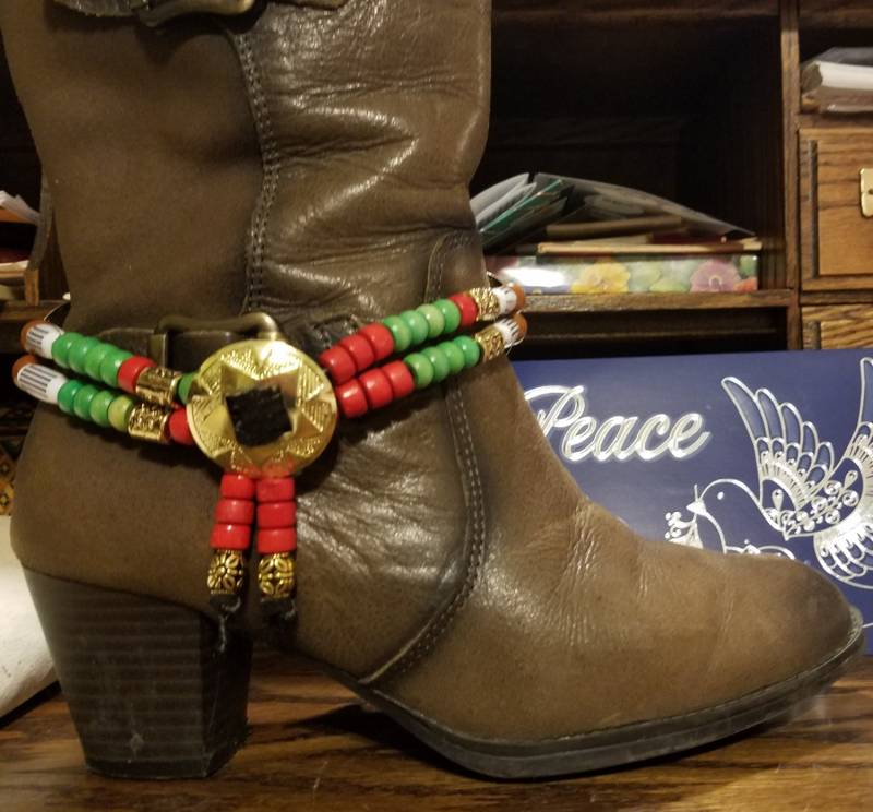 Weihnachtlicher Festlicher Western Stil, Perlenstiefel Halskette Weihnachtlicher Festlicher Western Stil, Perlenstiefel Halskette von Fioredoro