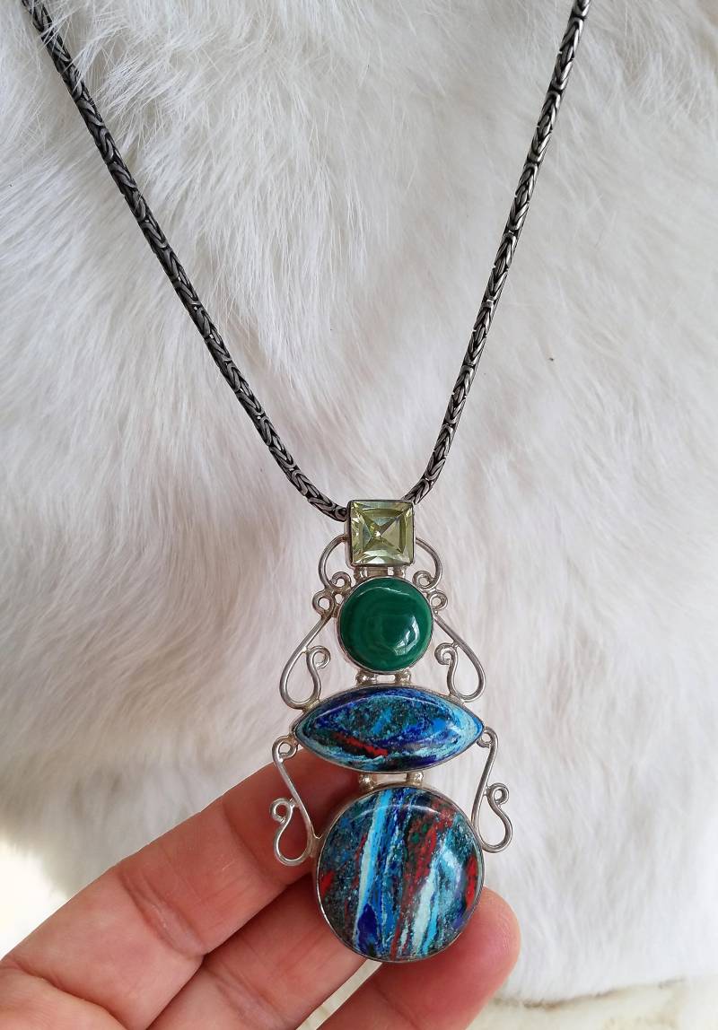 Wunderschöne Mehrfarbige Jasper Citrin Und Malachit Sterling Silberanhänger Wunderschöne Mehrfarbige Jasper Citrin Und Malachit Sterling Silberanhänger von Fioredoro