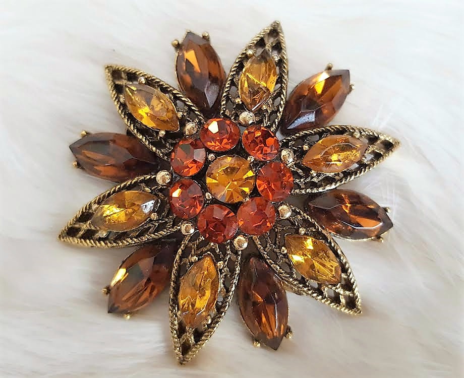 Wunderschöne Von Weiss Signierte Vintage Blumen Brosche Wunderschöne Von Weiss Signierte Vintage Blumen Brosche von Fioredoro