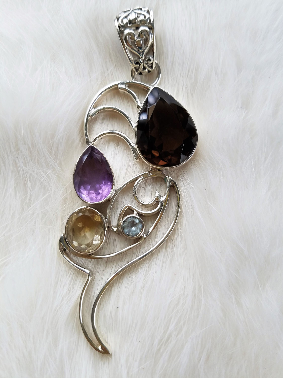 Wunderschöner Multistone Sterling Silber Anhänger, Amethyst, Citrin, Rauchquarz, Blautopas Wunderschöner Multistone Sterling Silber Anhänger, Amethyst, Citrin, Rauchquarz, Blautopas von Fioredoro