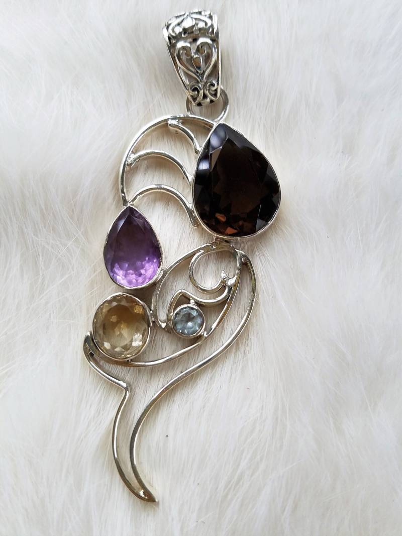 Wunderschöner Multistone Sterling Silber Anhänger, Amethyst, Citrin, Rauchquarz, Blautopas Wunderschöner Multistone Sterling Silber Anhänger, Amethyst, Citrin, Rauchquarz, Blautopas von Fioredoro
