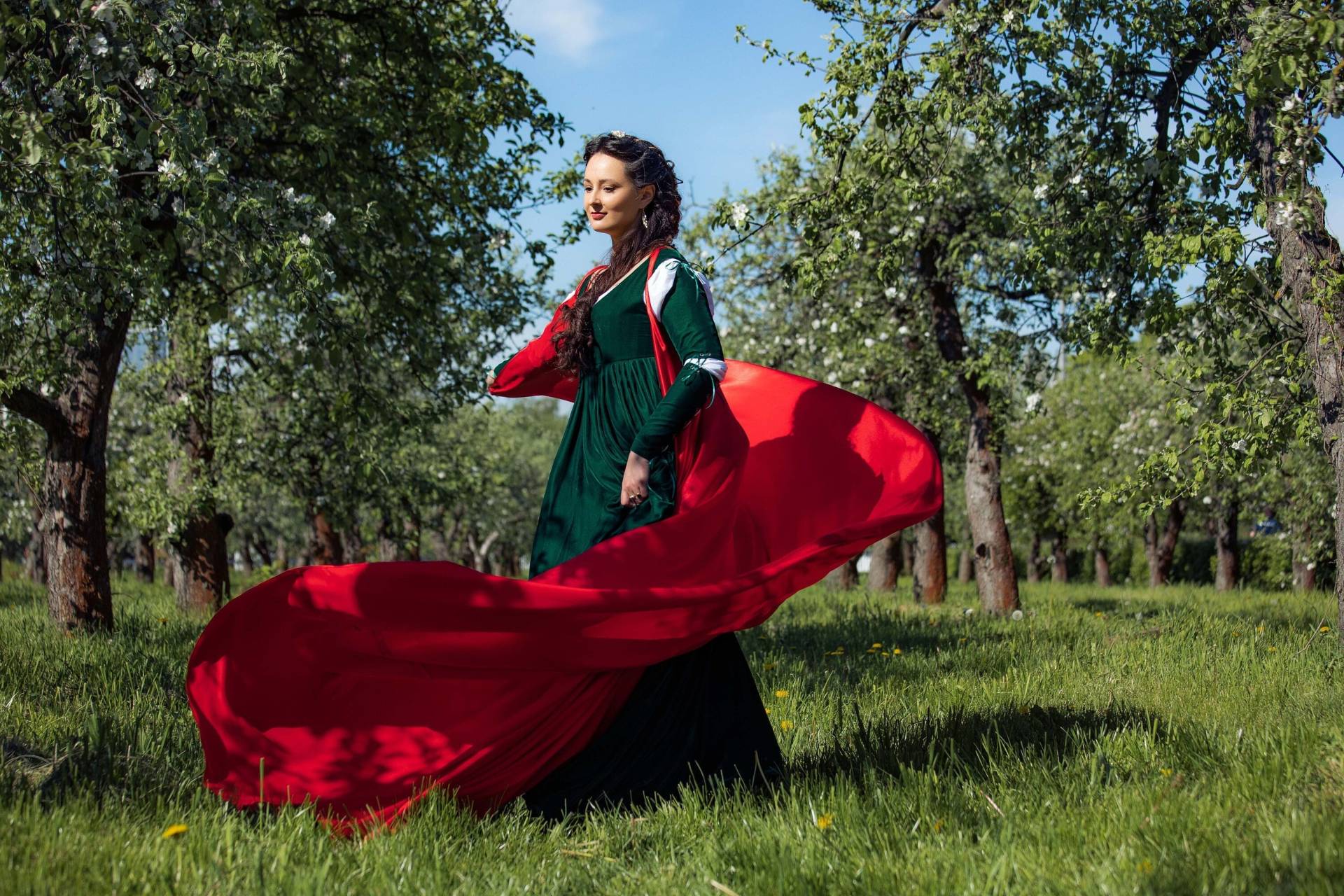 Roter Renaissance Hochzeitsumhang, Mittelalter-Cape, Larp Elben-Fantasy-Cape Roter Renaissance Hochzeitsumhang, Mittelalter-Cape, Larp Elben-Fantasy-Cape von FiorentinaCostuming