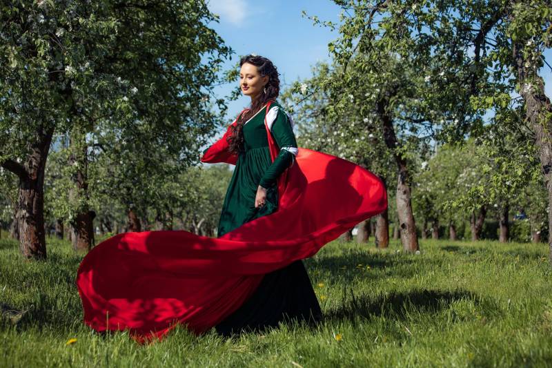 Roter Renaissance Hochzeitsumhang, Mittelalter-Cape, Larp Elben-Fantasy-Cape Roter Renaissance Hochzeitsumhang, Mittelalter-Cape, Larp Elben-Fantasy-Cape von FiorentinaCostuming