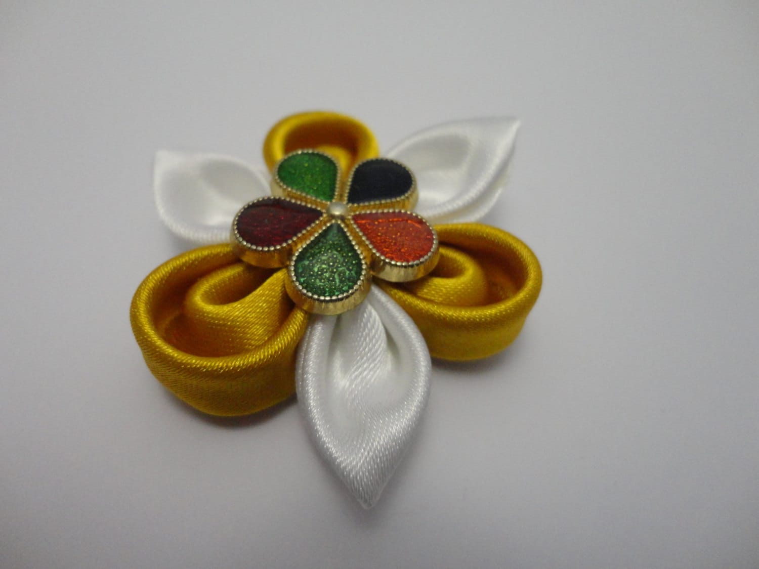 Kanzashi-Eine Schöne Blume, Die Durch Eine Emaille-Schaltfläche Erzeugungsland Satin Bereichert Ein Anhänger, Brosche Oder Haar Clip? Kanzashi-Eine Schöne Blume, Die Durch Eine Emaille-Schaltfläche Erzeugungsland Satin Bereichert Ein Anhänger, Brosche Oder Haar Clip? von FioridOriente
