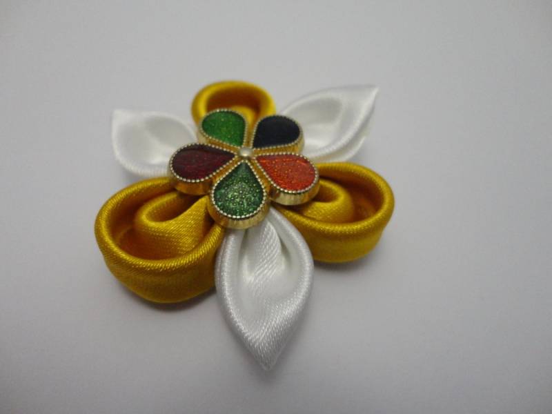 Kanzashi-Eine Schöne Blume, Die Durch Eine Emaille-Schaltfläche Erzeugungsland Satin Bereichert Ein Anhänger, Brosche Oder Haar Clip? Kanzashi-Eine Schöne Blume, Die Durch Eine Emaille-Schaltfläche Erzeugungsland Satin Bereichert Ein Anhänger, Brosche Oder Haar Clip? von FioridOriente