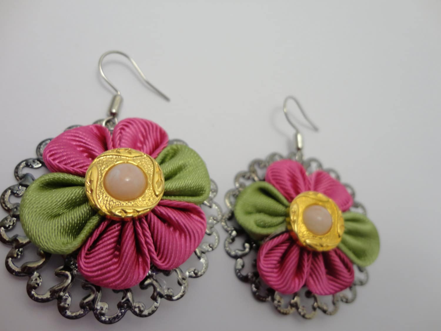 Kanzashi-Schöne Florale Ohrringe, Verziert Mit Einem Vintage-Taste Und Eine Knospe Am Rücken. Glamouröse Ohrringe Kanzashi-Schöne Florale Ohrringe, Verziert Mit Einem Vintage-Taste Und Eine Knospe Am Rücken. Glamouröse Ohrringe von FioridOriente