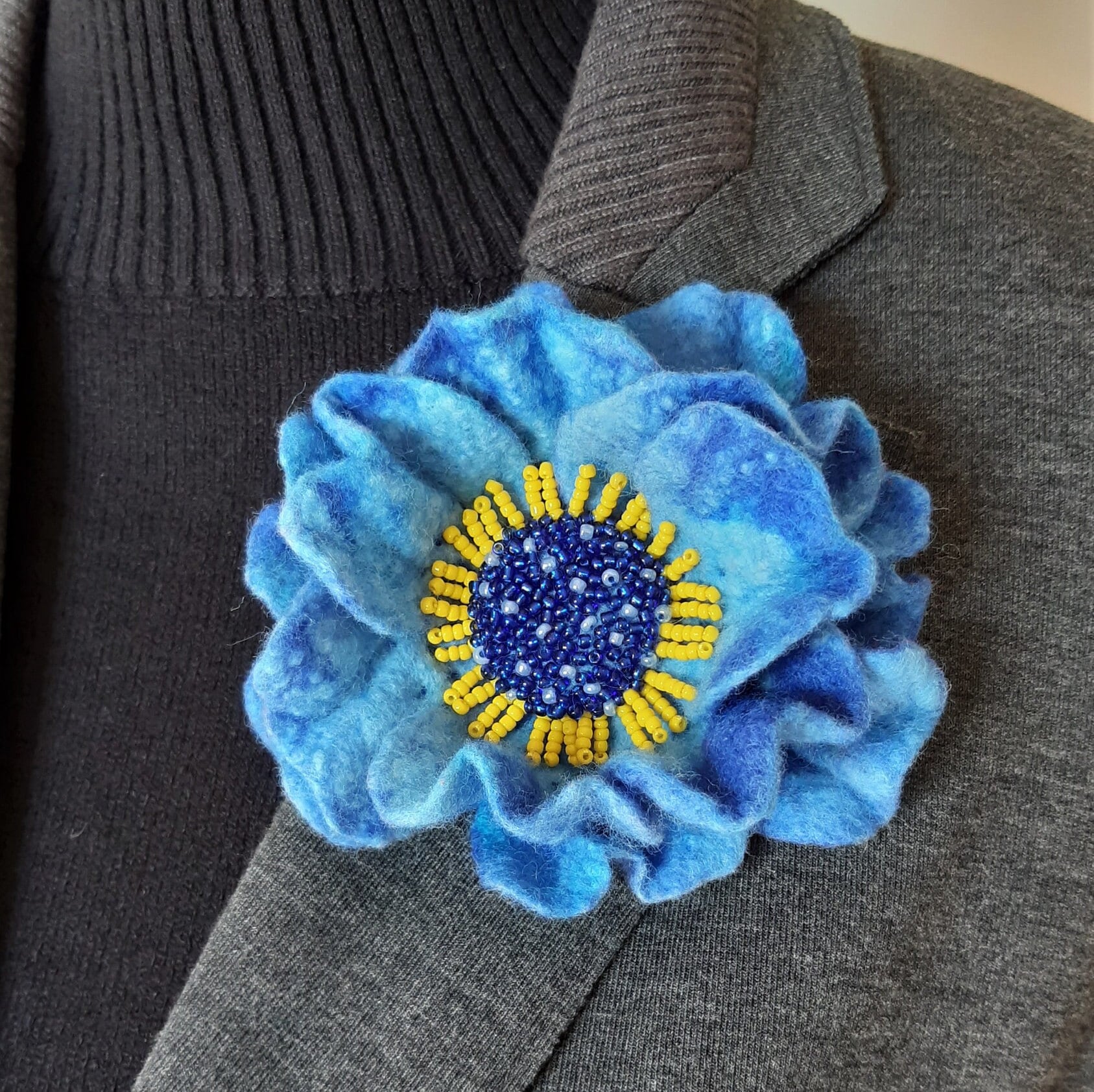 Brosche Mohn Blau Mit Perlen Filzbrosche Wolle Accessoire Geschenk Filz Accessoires Einzelstück Boho Schmuck Brosche Mohn Blau Mit Perlen Filzbrosche Wolle Accessoire Geschenk Filz Accessoires Einzelstück Boho Schmuck von Fioridalma