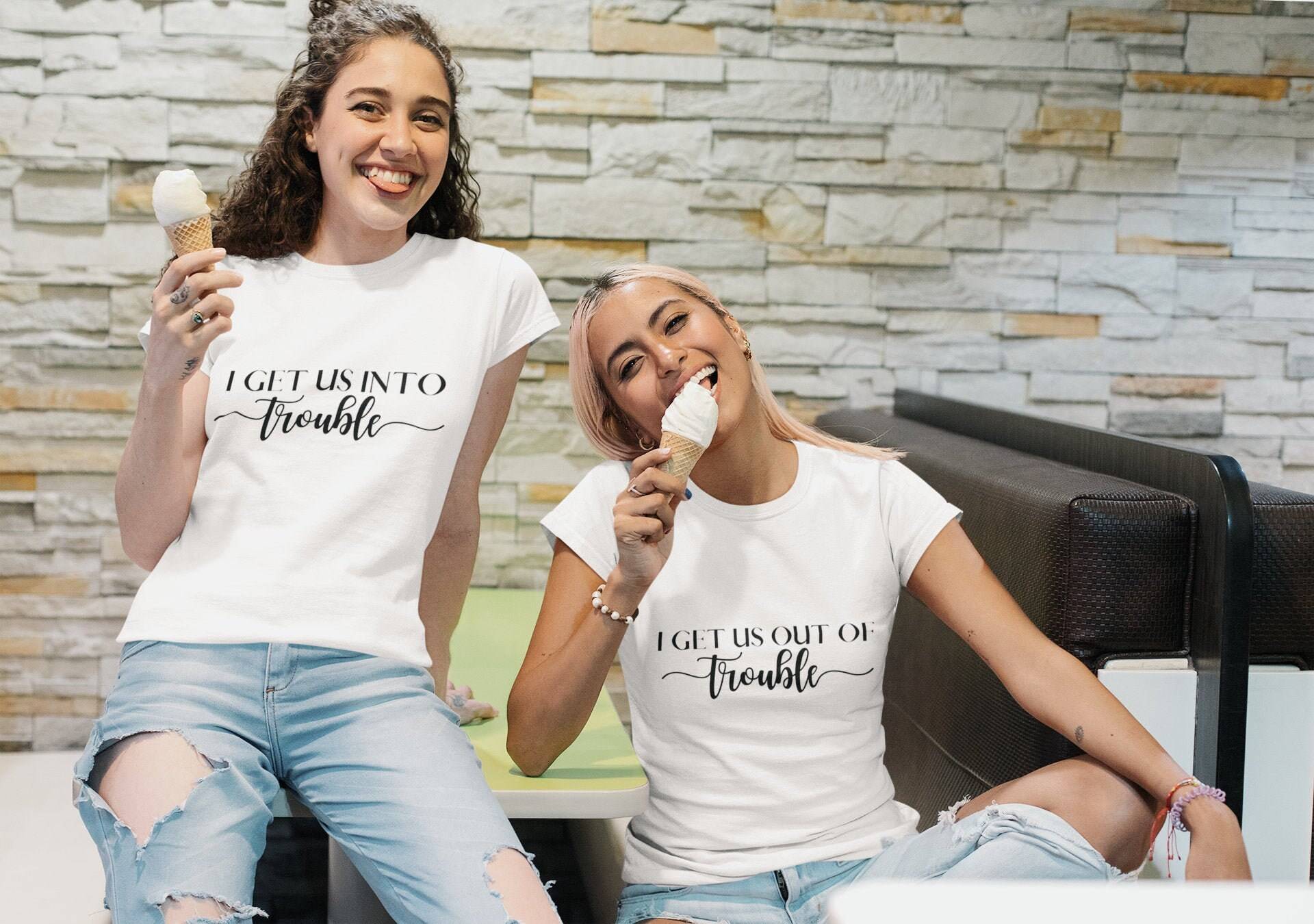 Niedliche Best Friend Shirts, Funny Ich Bekomme Uns in Trouble Matching Troublemaker Friend Geschenk, Tees Niedliche Best Friend Shirts, Funny Ich Bekomme Uns in Trouble Matching Troublemaker Friend Geschenk, Tees von FirAndNeedle