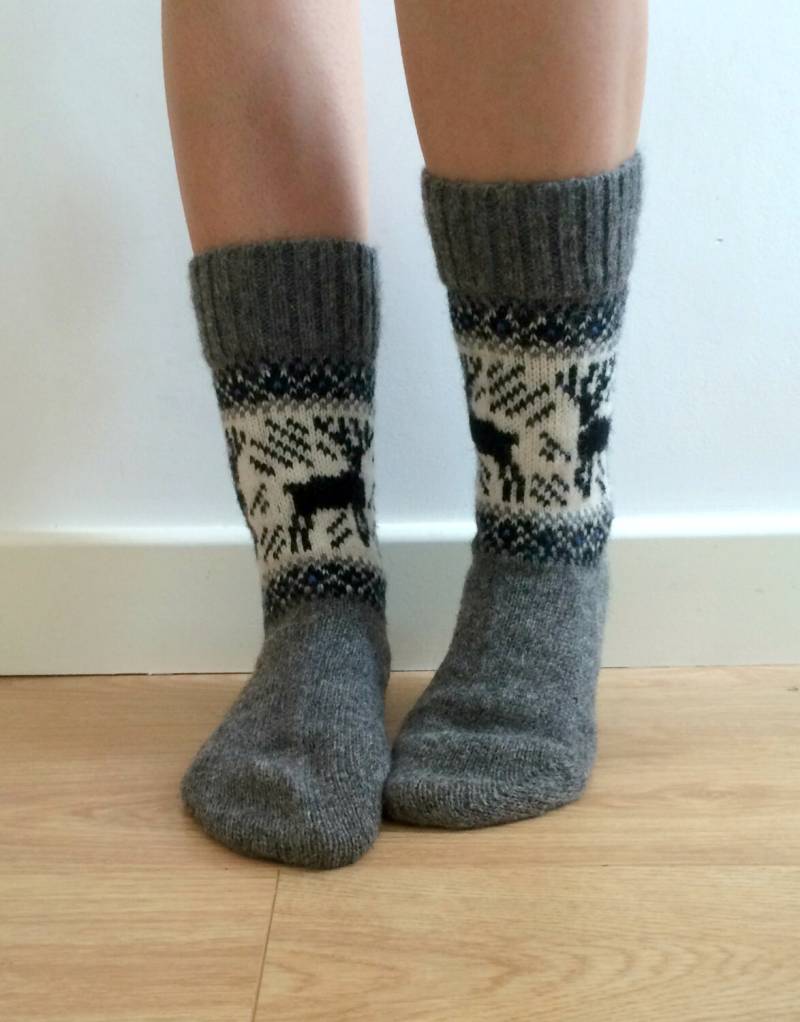 Graue Wollsocken Rentier Bock Weihnachten Winter Skandinavisch Nordisch Fairisle Colorwork von FirTreeKnitwear