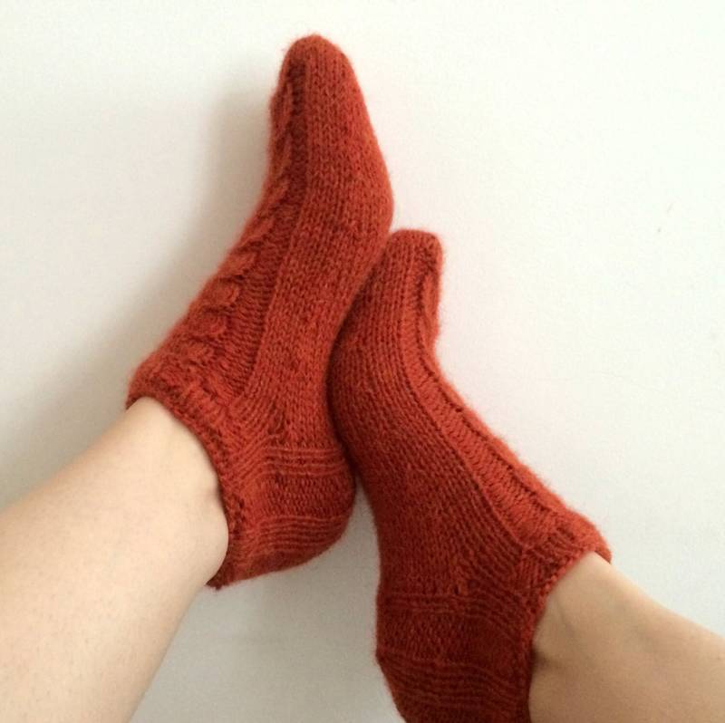 Handgestrickte Alpaka Socken Hausschuhe - Rost Zopfmuster von FirTreeKnitwear