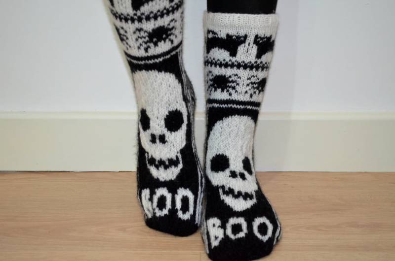 Handgestrickte Wollsocken Schwarz Weiß Halloween Totenkopf Scary Cat Spinne von FirTreeKnitwear