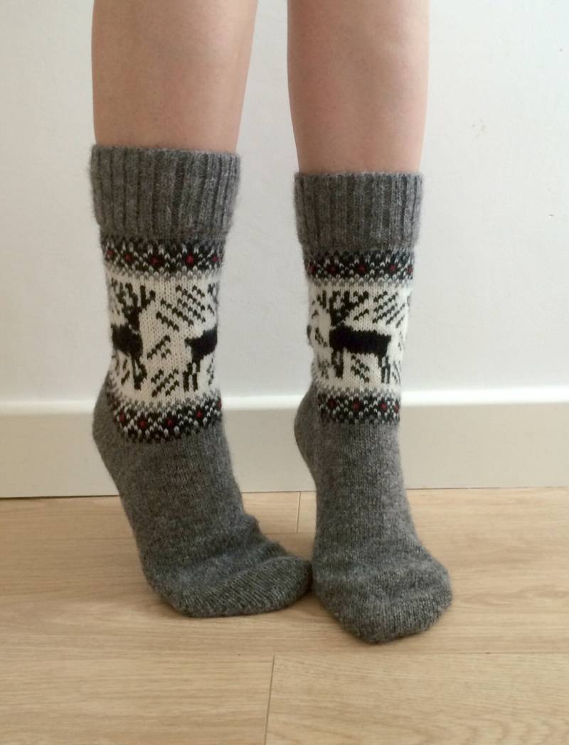 Wollsocken Elch Rentier Buck Grau Und Weiß Scandinavian Christmas Fair Isle von FirTreeKnitwear