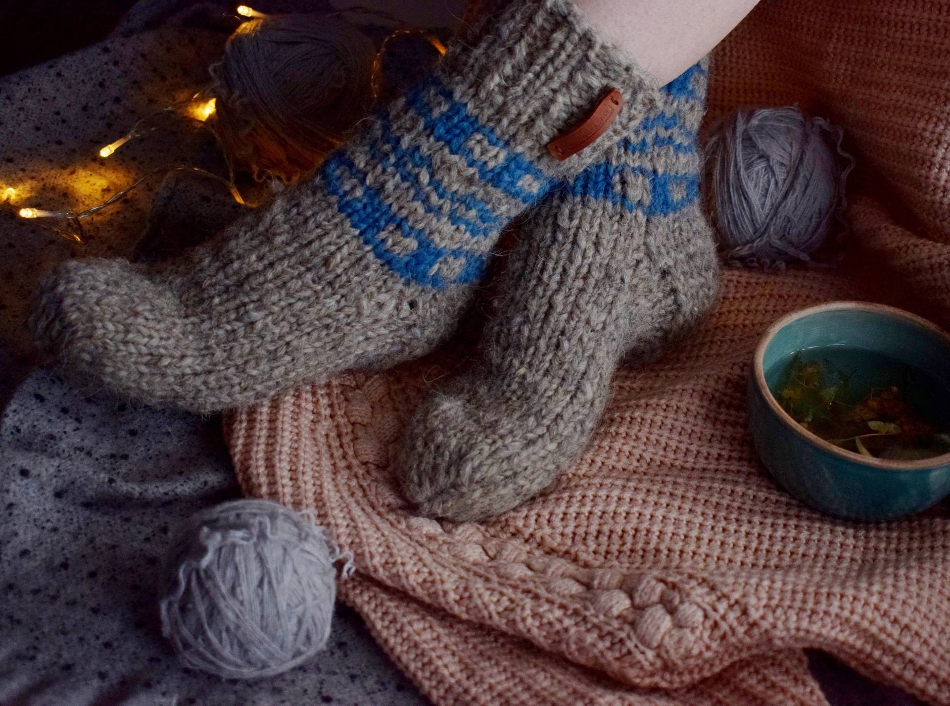 Handgestrickte Wollsocken Grau Mit Neon Blau Print, Unisex Handgestrickte Wollsocken Grau Mit Neon Blau Print, Unisex von FiraworkshopTextile